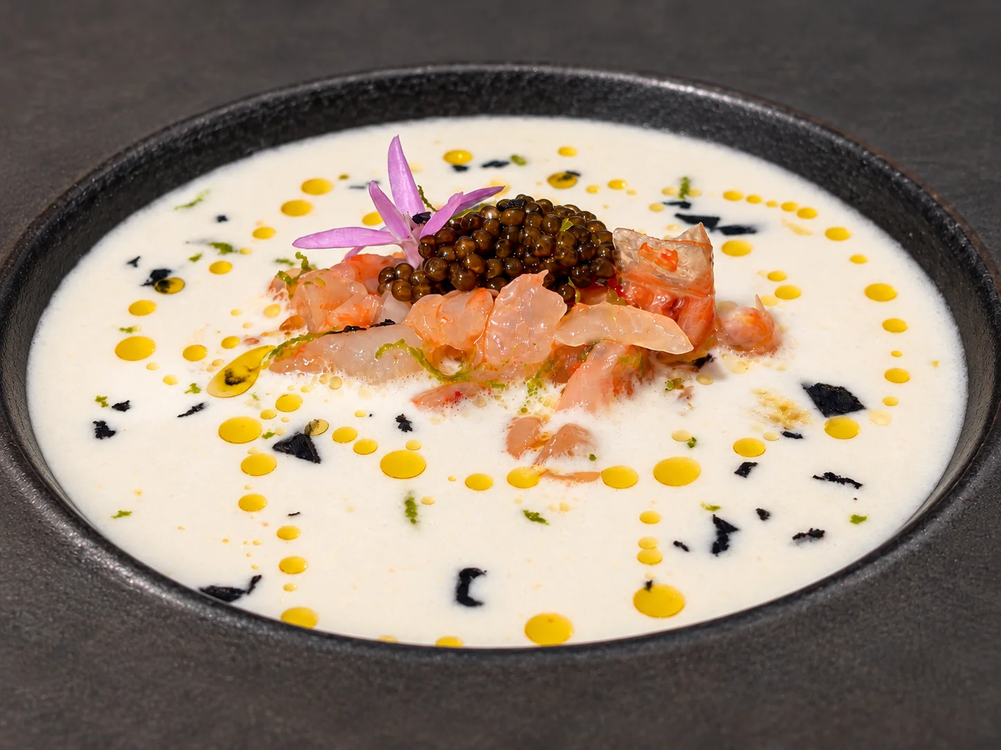 Ajoblanco de Coco con Tartar de Gamba Roja y Caviar